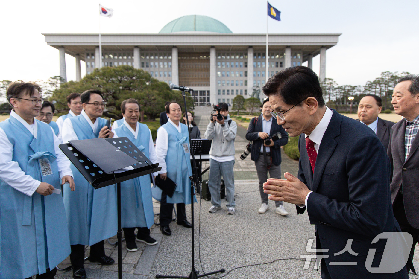 (서울=뉴스1) 이재명 기자 = 제21대 대통령선거에 출마를 선언한 김문수 전 고용노동부 장관이 16일 오후 서울 여의도 국회 잔디광장에서 열린 불기2569년 국회정각회 봉축 점등 …
