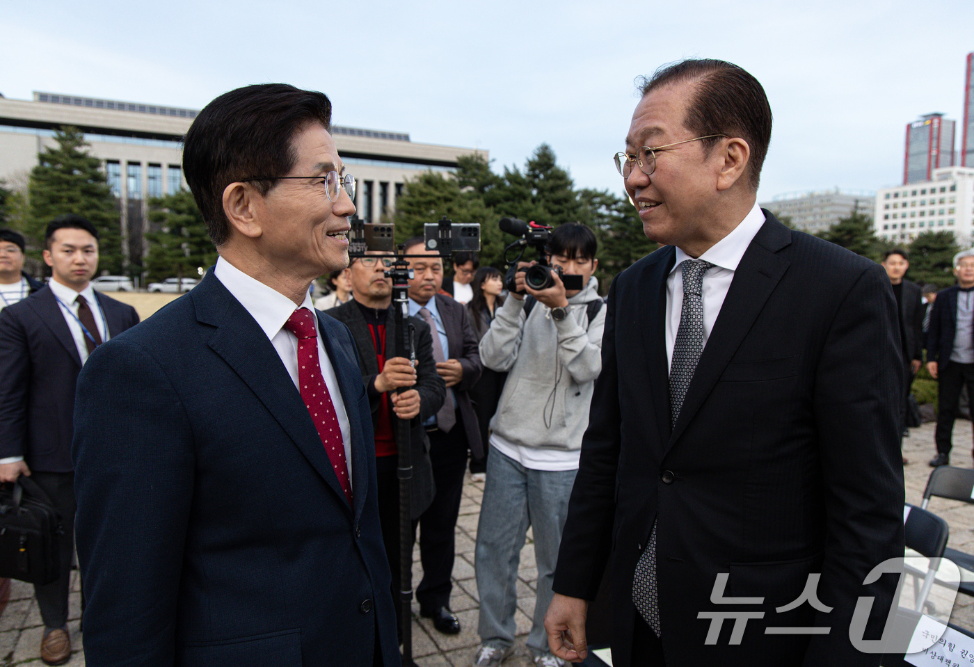 (서울=뉴스1) 이재명 기자 = 제21대 대통령 선거에 출마를 선언한 김문수 전 고용노동부 장관과 권영세 국민의힘 비상대책위원장이 16일 오후 서울 여의도 국회 잔디광장에서 열린 …