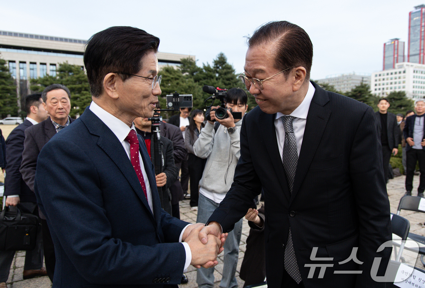 (서울=뉴스1) 이재명 기자 = 제21대 대통령 선거에 출마를 선언한 김문수 전 고용노동부 장관과 권영세 국민의힘 비상대책위원장이 16일 오후 서울 여의도 국회 잔디광장에서 열린 …