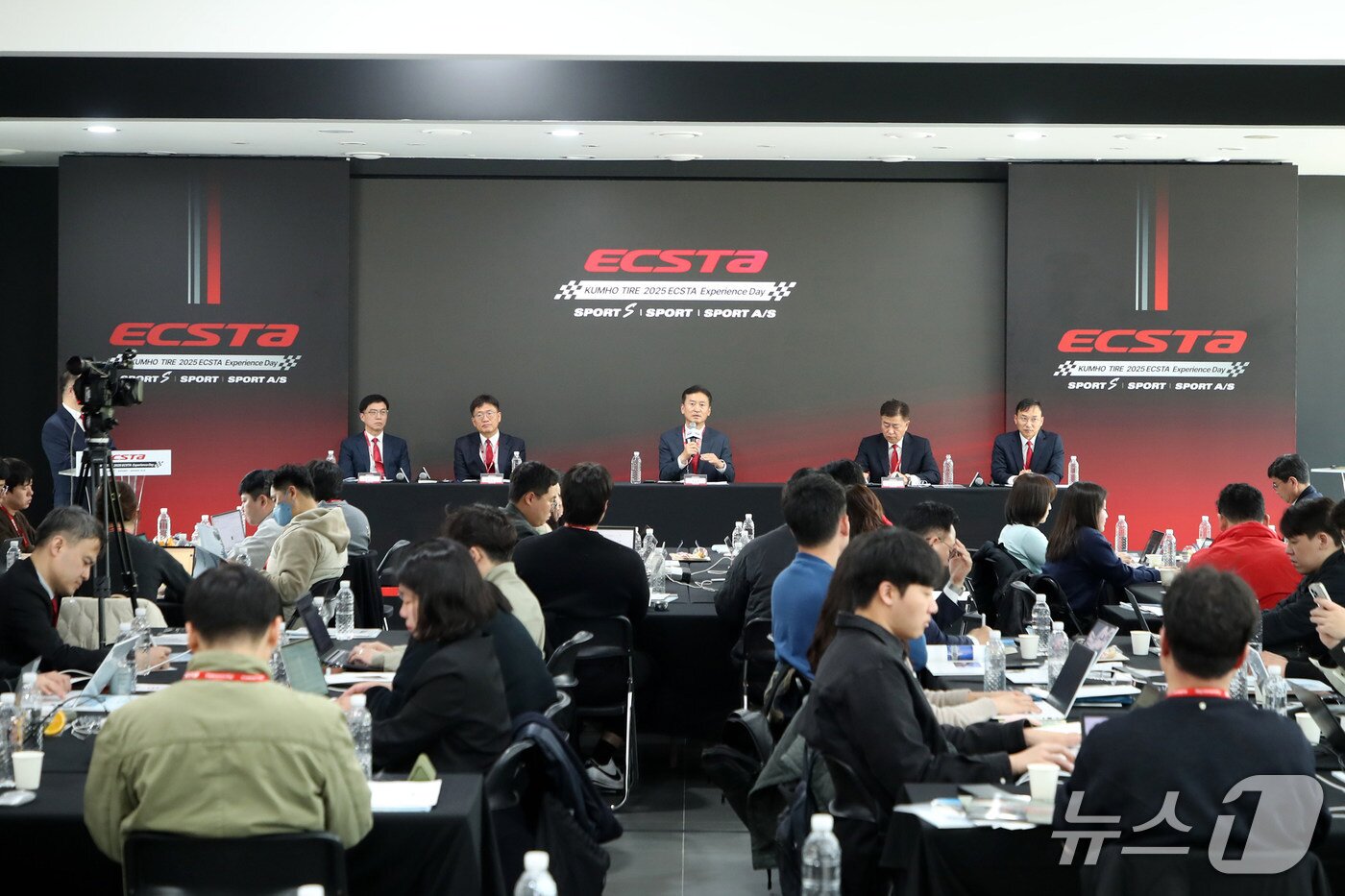 본문 이미지 - 15일 경기 용인 AMG 스피드웨이에서 금호타이어가 개최한 &#39;엑스타 익스피리언스 데이&#39; 행사에서 &#40;왼쪽부터&#41; 김영진 금호타이어 연구개발부장 전무, 임완주 경영기획본부장 전무, 정일택 대표이사 사장, 임승빈 영업총괄 부사장, 윤민석 글로벌 마케팅담당 상무가 기자들의 질문에 답변하고 있다&#40;금호타이어 제공&#41;. 2025.04.15.