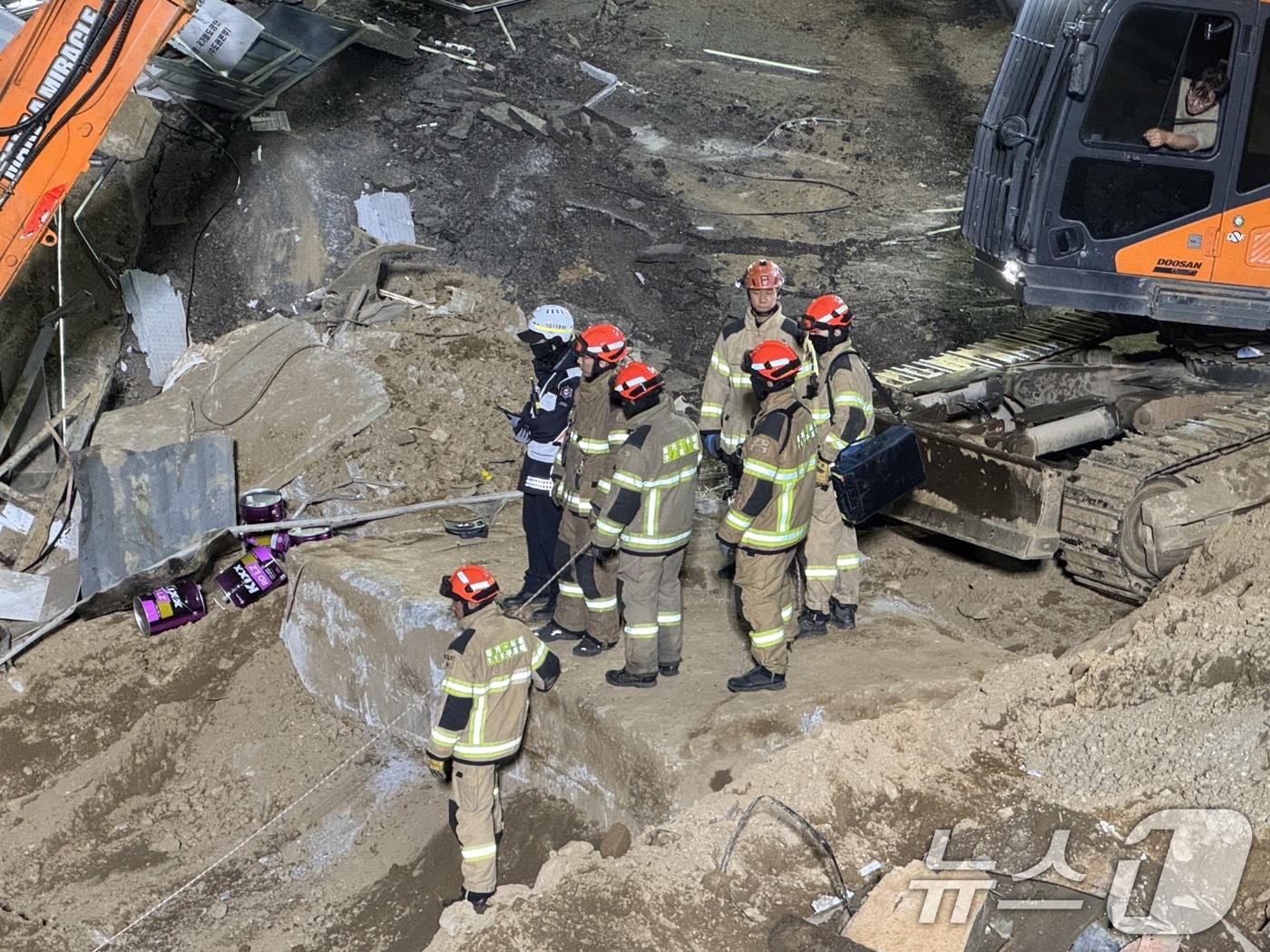 (서울=뉴스1) 신웅수 기자 = 16일 오후 경기 광명시 일직동 신안산선 복선전철 5-2공구 붕괴 현장에서 소방대원들이 실종자를 수습하고 있다.신안산선 붕괴사고 실종자 A씨는 수색 …