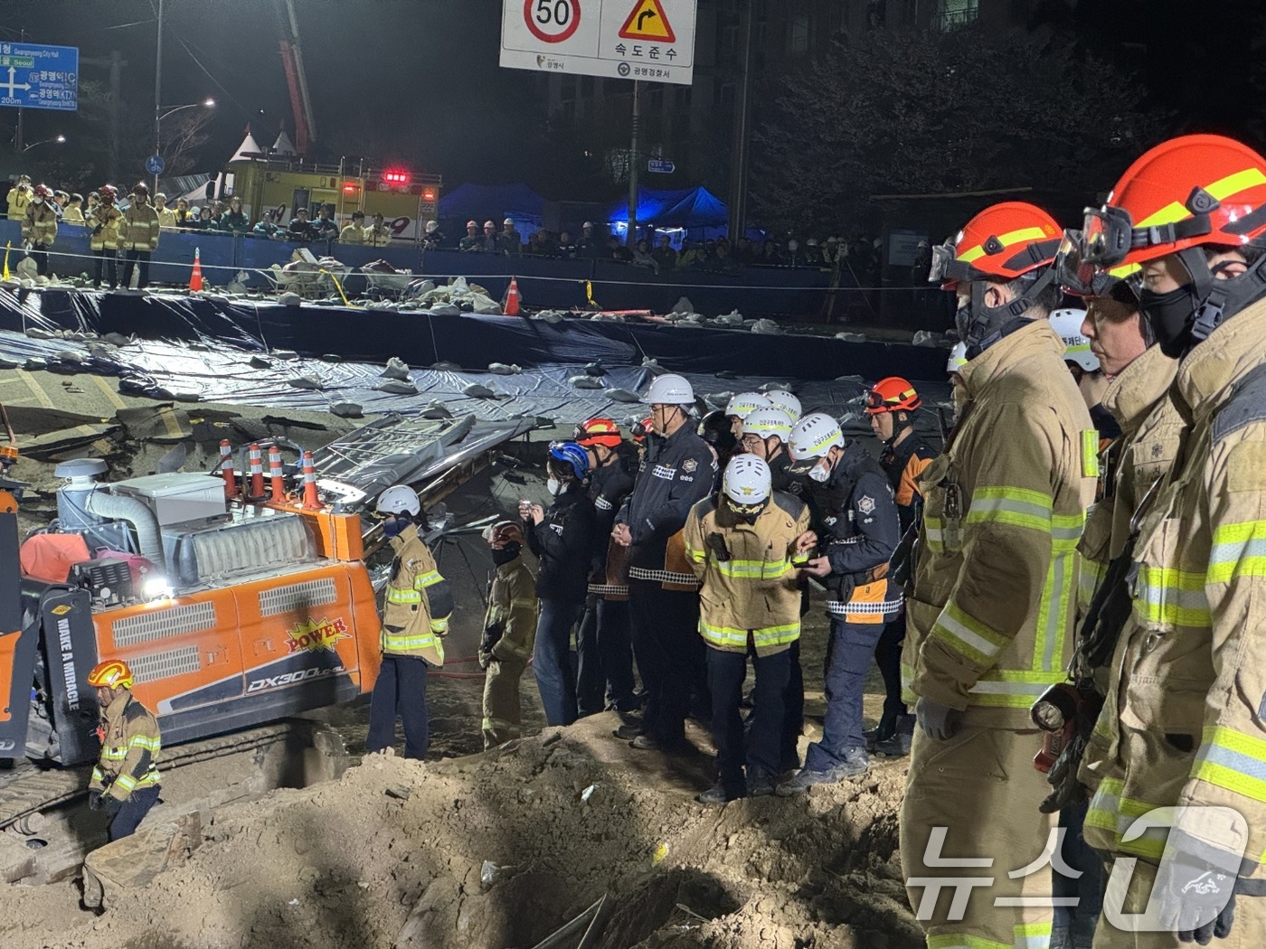 (서울=뉴스1) 신웅수 기자 = 16일 오후 경기 광명시 일직동 신안산선 복선전철 5-2공구 붕괴 현장에서 소방대원들이 실종자를 수습하고 있다.신안산선 붕괴사고 실종자 A씨는 수색 …
