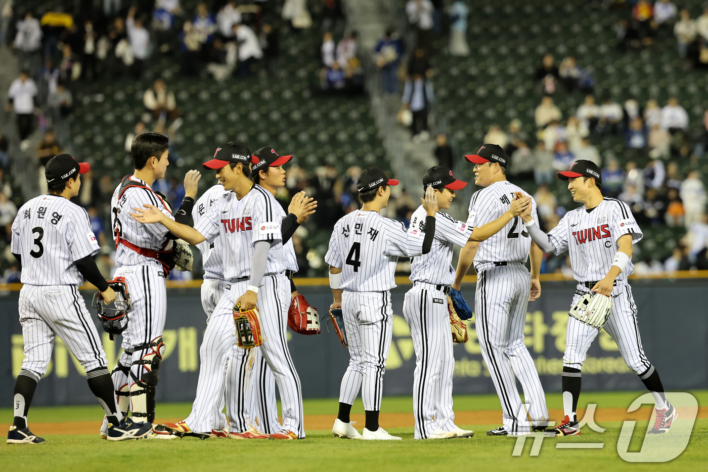(서울=뉴스1) 이승배 기자 = 16일 서울 송파구 잠실야구장에서 열린 프로야구 '2025 신한 SOL 뱅크 KBO리그' 삼성 라이온즈와 LG 트윈스의 경기에서 12대 2로 승리한 …