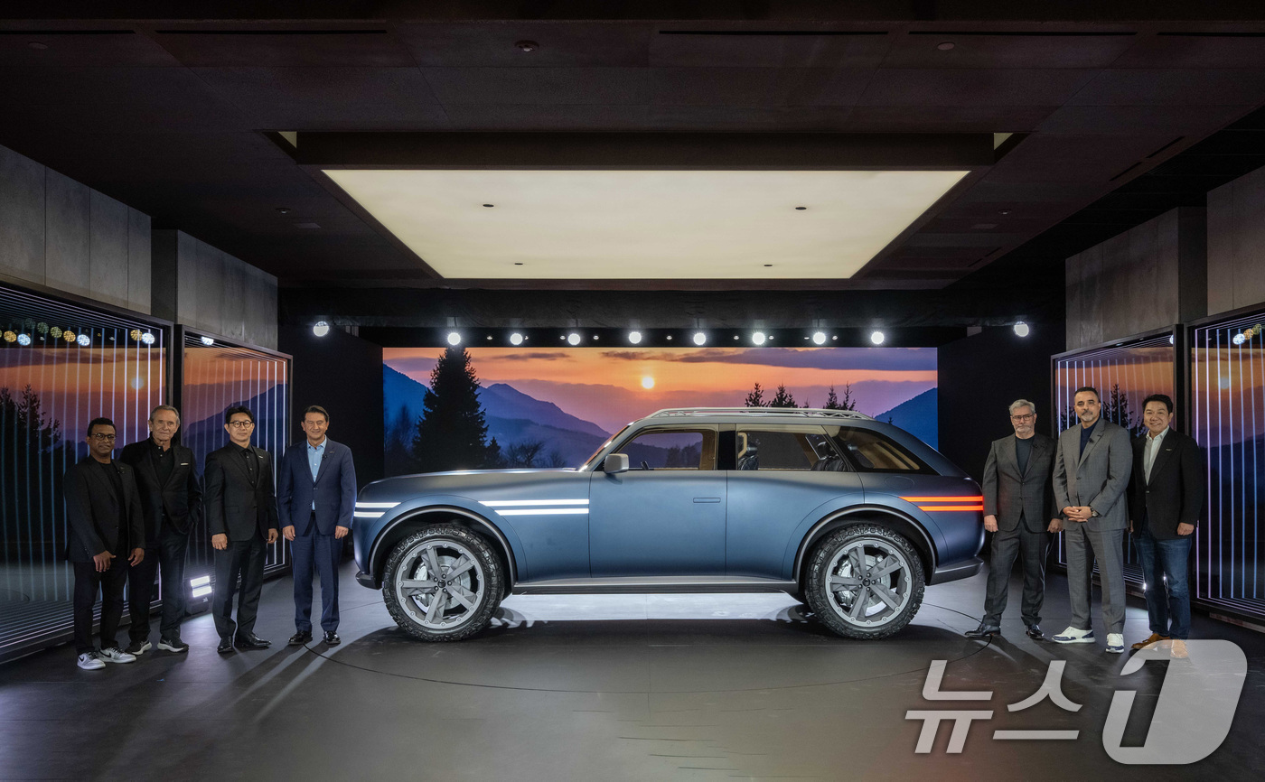 (서울=뉴스1) 신웅수 기자 = 15일(현지시간) 미국 '제네시스 하우스 뉴욕'에서 열린 뉴욕 국제 오토쇼 사전 공개 행사에서 제네시스 '엑스 그란 이퀘이터 콘셉트'가 공개되고 있 …