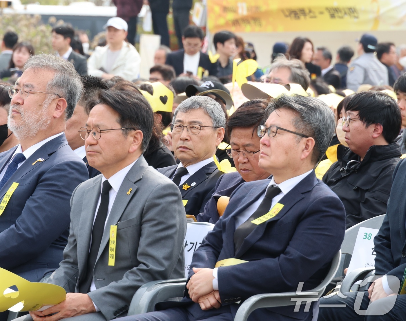(서울=뉴스1) 신웅수 기자 = 정근식 서울시교육감이 16일 오후 경기 안산시 화랑유원지에서 열린 '4.16 세월호참사 11주기 기억식'에 참석해 세월호 참사 희생자들을 추모하고 …