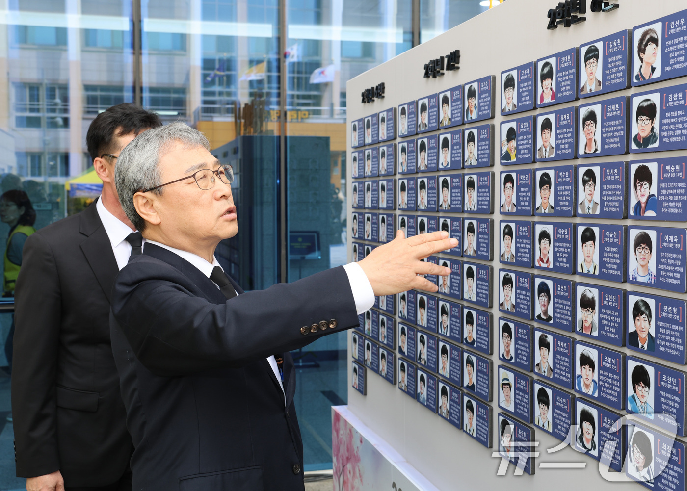 (서울=뉴스1) 신웅수 기자 = 정근식 서울시교육감이 16일 오후 경기 안산시 4.16생명안전교육원에 마련된 단원고 4.16 기억교실을 찾아 희생자들을 추모하고 있다. (서울시교육 …