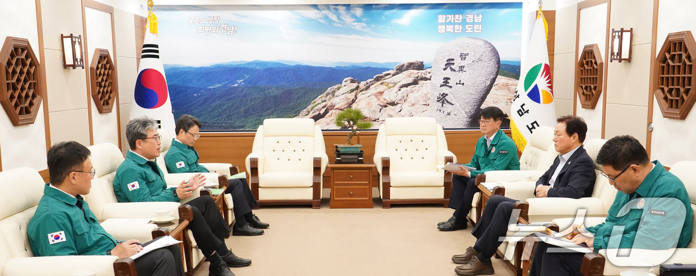 (서울=뉴스1) 신웅수 기자 = 임상섭 산림청장이 16일 경상남도청을 방문해 박완수 경남도지사와대형산불 피해 복구 관련 방안을 논의하고 있다. (산림청 제공. 재판매 및 DB 금지 …