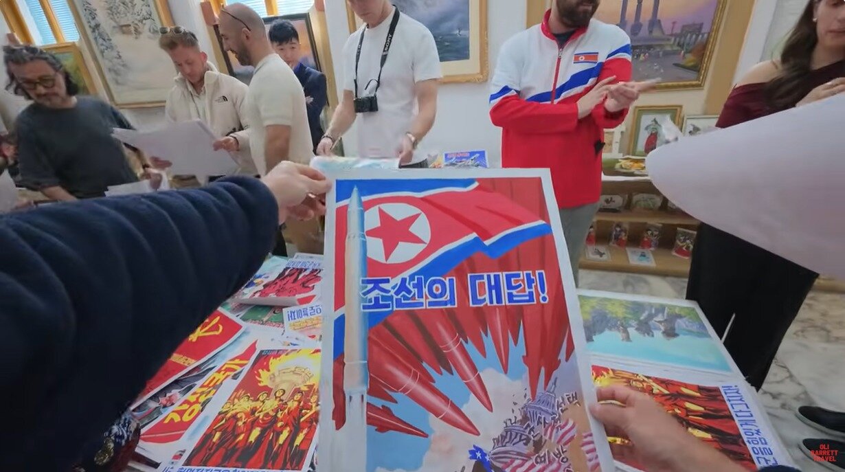 본문 이미지 - 평양 국제마라톤대회를 계기로 북한을 방문한 영국 출신 유튜버가 기념품 상점을 둘러보고 있다. (유튜브 캡처)