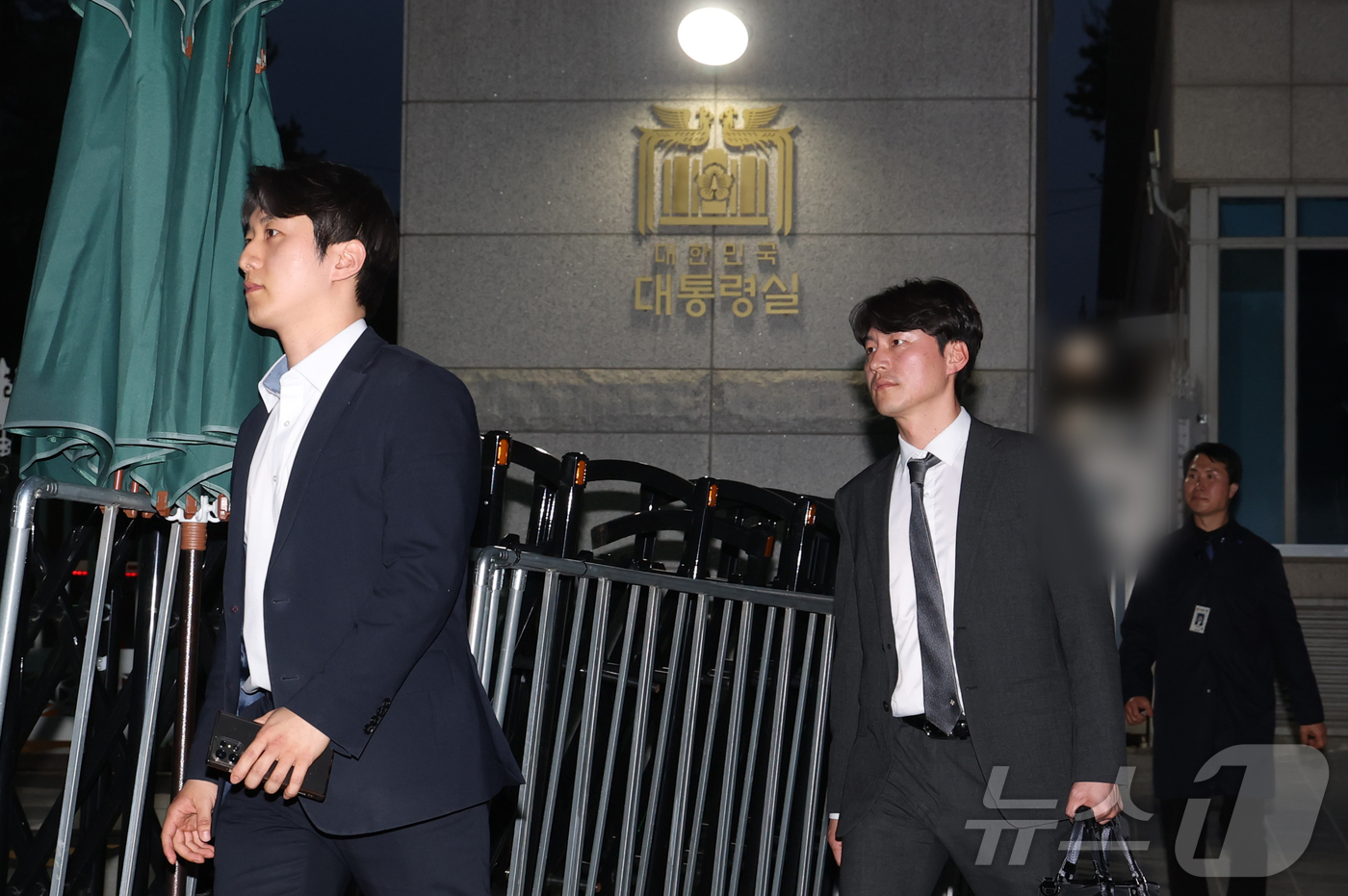 (서울=뉴스1) 허경 기자 = 대통령실 압수수색을 시도했던 경찰 비상계엄 특별수사단이 16일 서울 용산 대통령실 민원실을 나오고 있다. (공동취재) 2025.4.16/뉴스1