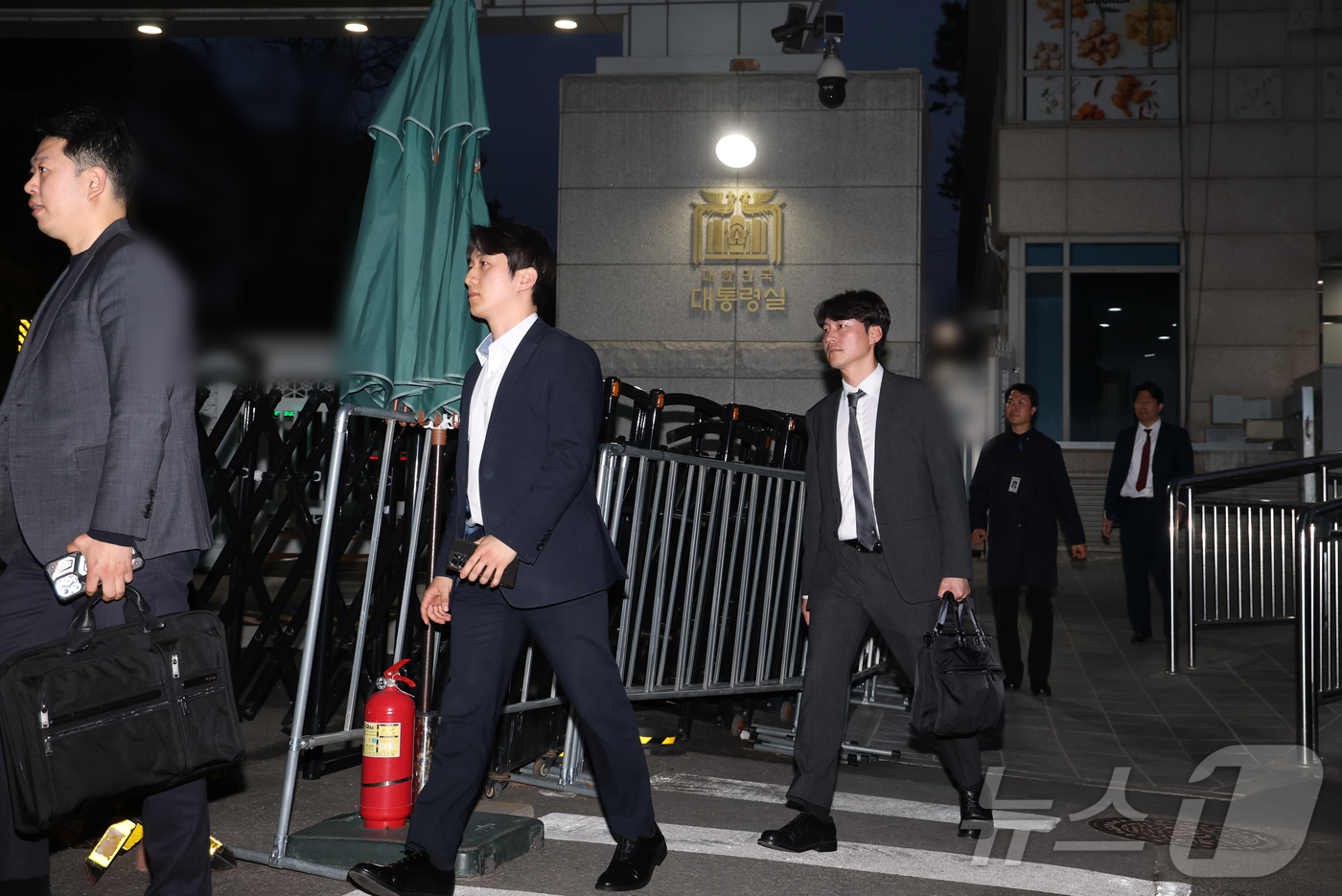 (서울=뉴스1) 허경 기자 = 대통령실 압수수색을 시도했던 경찰 비상계엄 특별수사단이 16일 서울 용산 대통령실 민원실을 나오고 있다. (공동취재) 2025.4.16/뉴스1