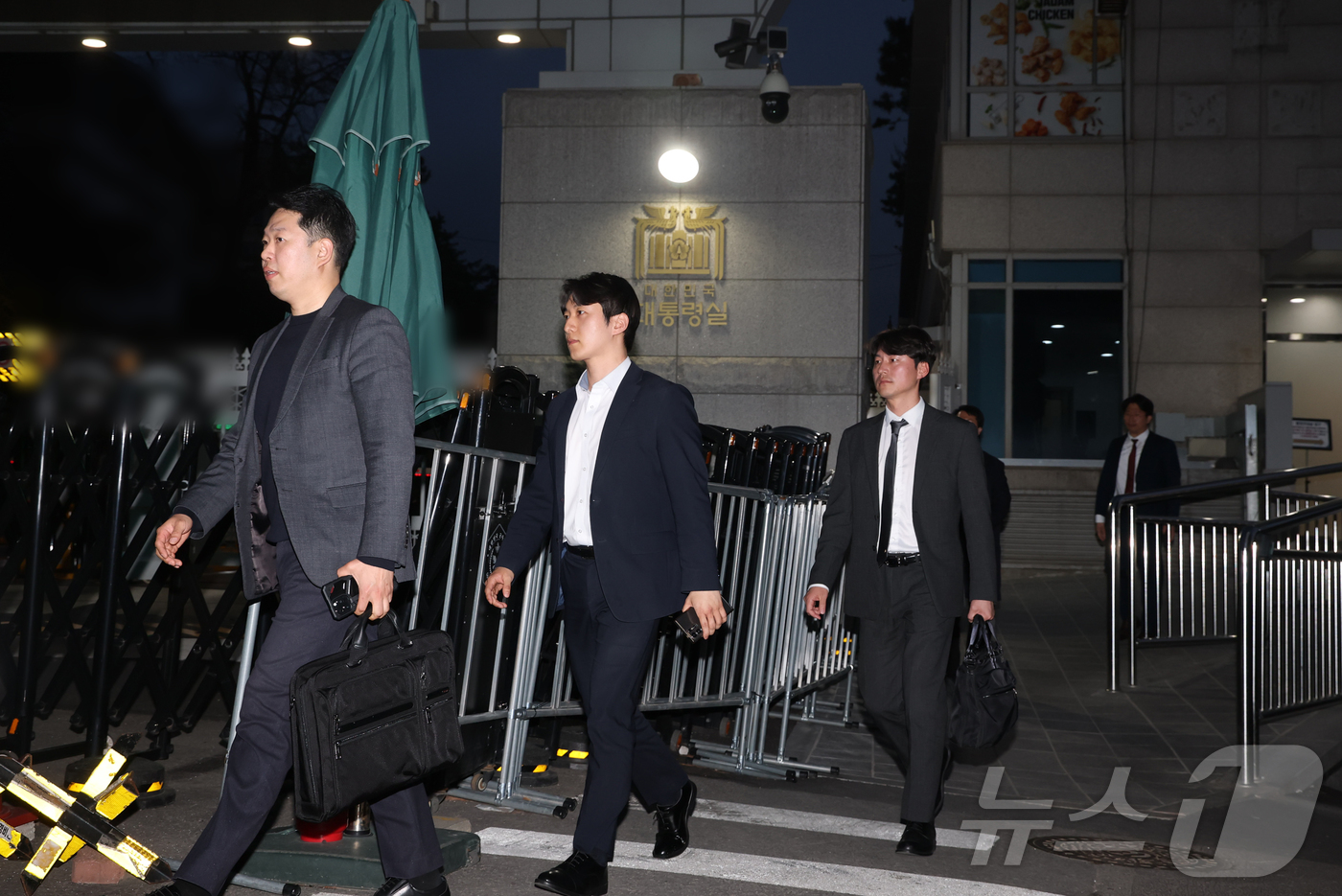 (서울=뉴스1) 허경 기자 = 대통령실 압수수색을 시도했던 경찰 비상계엄 특별수사단이 16일 서울 용산 대통령실 민원실을 나오고 있다. (공동취재) 2025.4.16/뉴스1