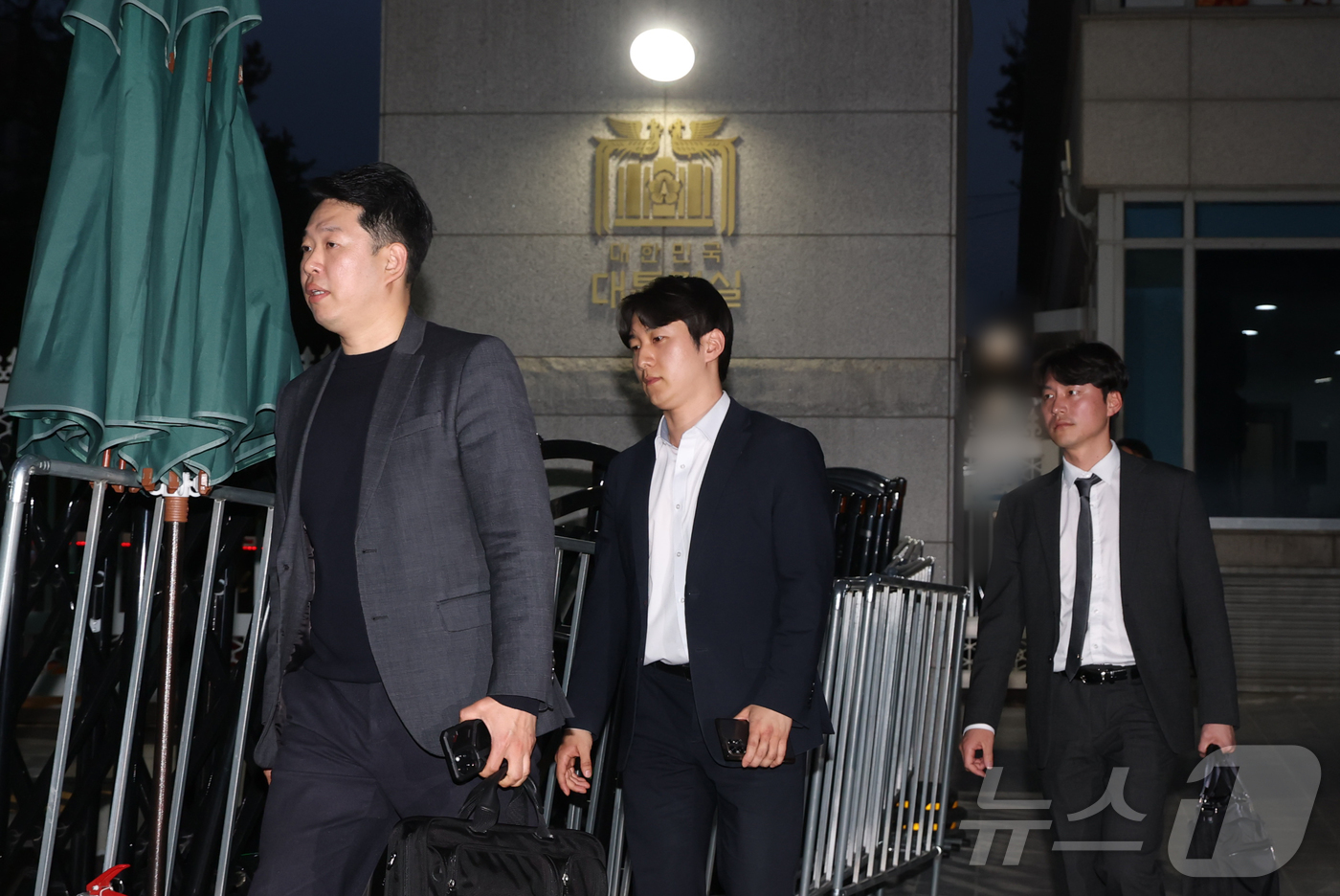(서울=뉴스1) 허경 기자 = 대통령실 압수수색을 시도했던 경찰 비상계엄 특별수사단이 16일 서울 용산 대통령실 민원실을 나오고 있다. (공동취재) 2025.4.16/뉴스1