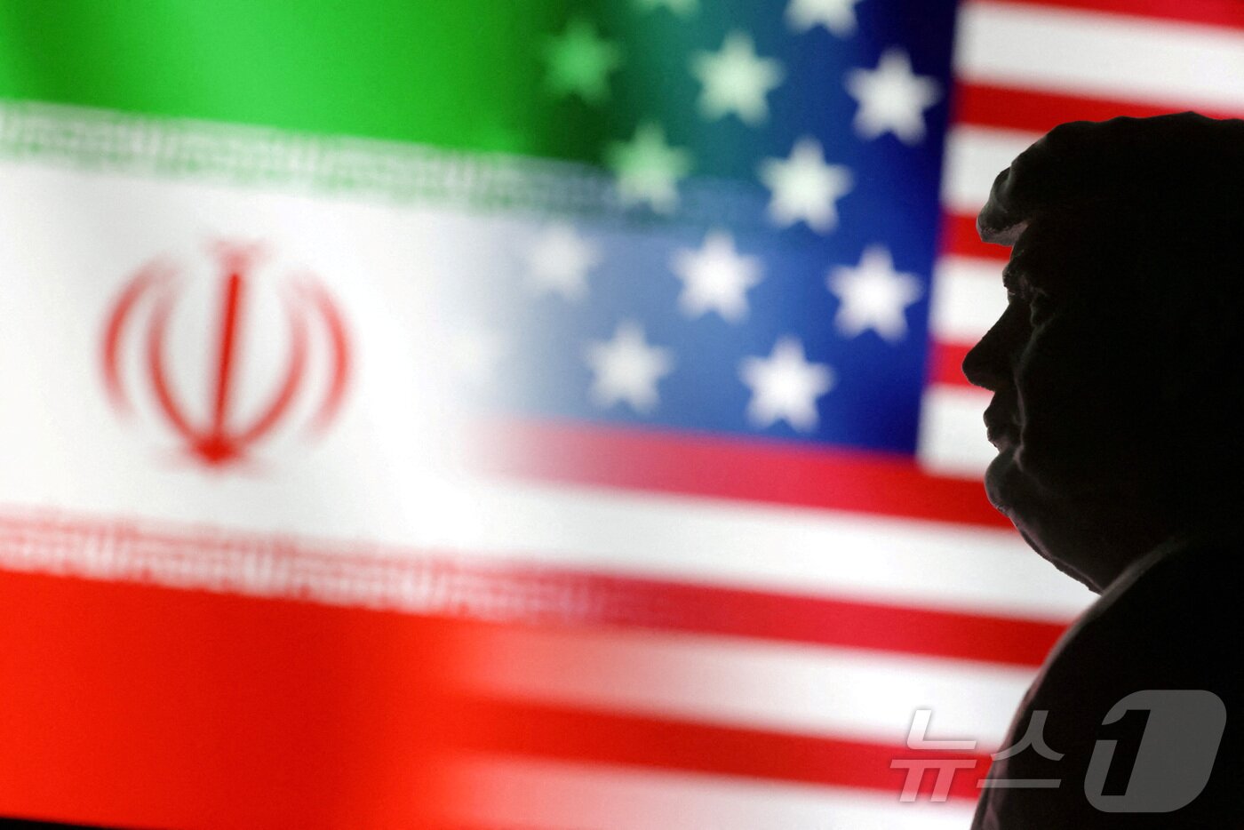 본문 이미지 - 도널드 트럼프 미국 대통령의 뒤로 미국과 이란 국기가 나란히 펼쳐진 모습. 2025.01.15 ⓒ 로이터=뉴스1