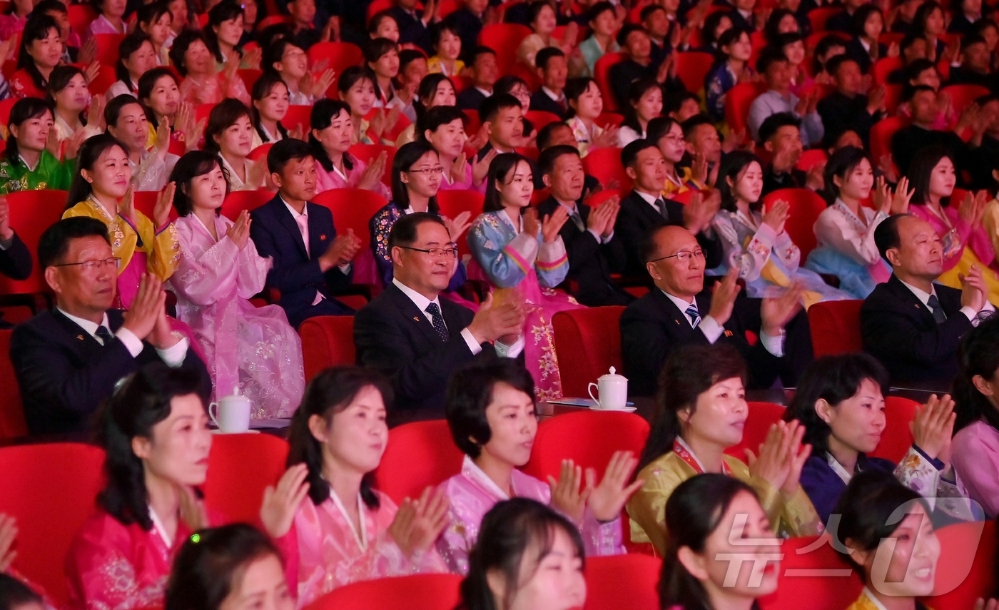 (평양 노동신문=뉴스1) = 북한 노동당 기관지 노동신문은 17일 ""제9차 4월의 봄 인민예술축전 참가자들의 공연이 수도 평양에서 연일 성황리에 진행됐다"라면서 "박태성 동지, …