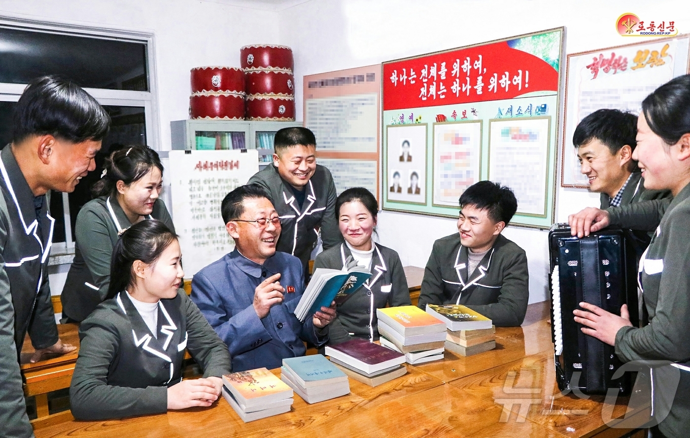 (평양 노동신문=뉴스1) = 북한 노동당 기관지 노동신문은 17일 "청년들과의 사업에 힘을 넣어야 한다"면서 선천군 체신소의 초급당일꾼을 조명했다. [국내에서만 사용가능. 재배포 …