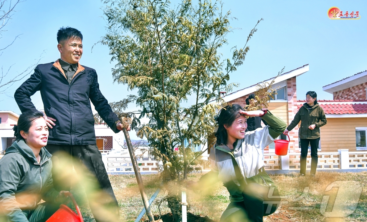 (평양 노동신문=뉴스1) = 북한 노동당 기관지 노동신문은 17일 "농촌진흥의 주인답게 문명한 생활을 꾸려야 한다"면서 마을꾸미기를 독려했다. [국내에서만 사용가능. 재배포 금지. …