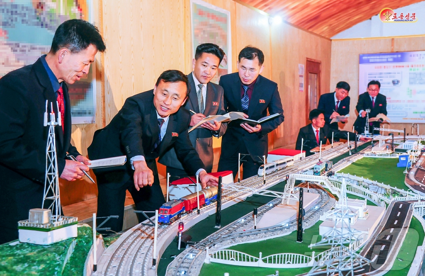 (평양 노동신문=뉴스1) = 북한 노동당 기관지 노동신문은 17일 "실험실습교육을 강화하기 위해 집체적 토의를 심화시키고 있다"라면서 평양교통운수대학을 소개했다. [국내에서만 사용 …