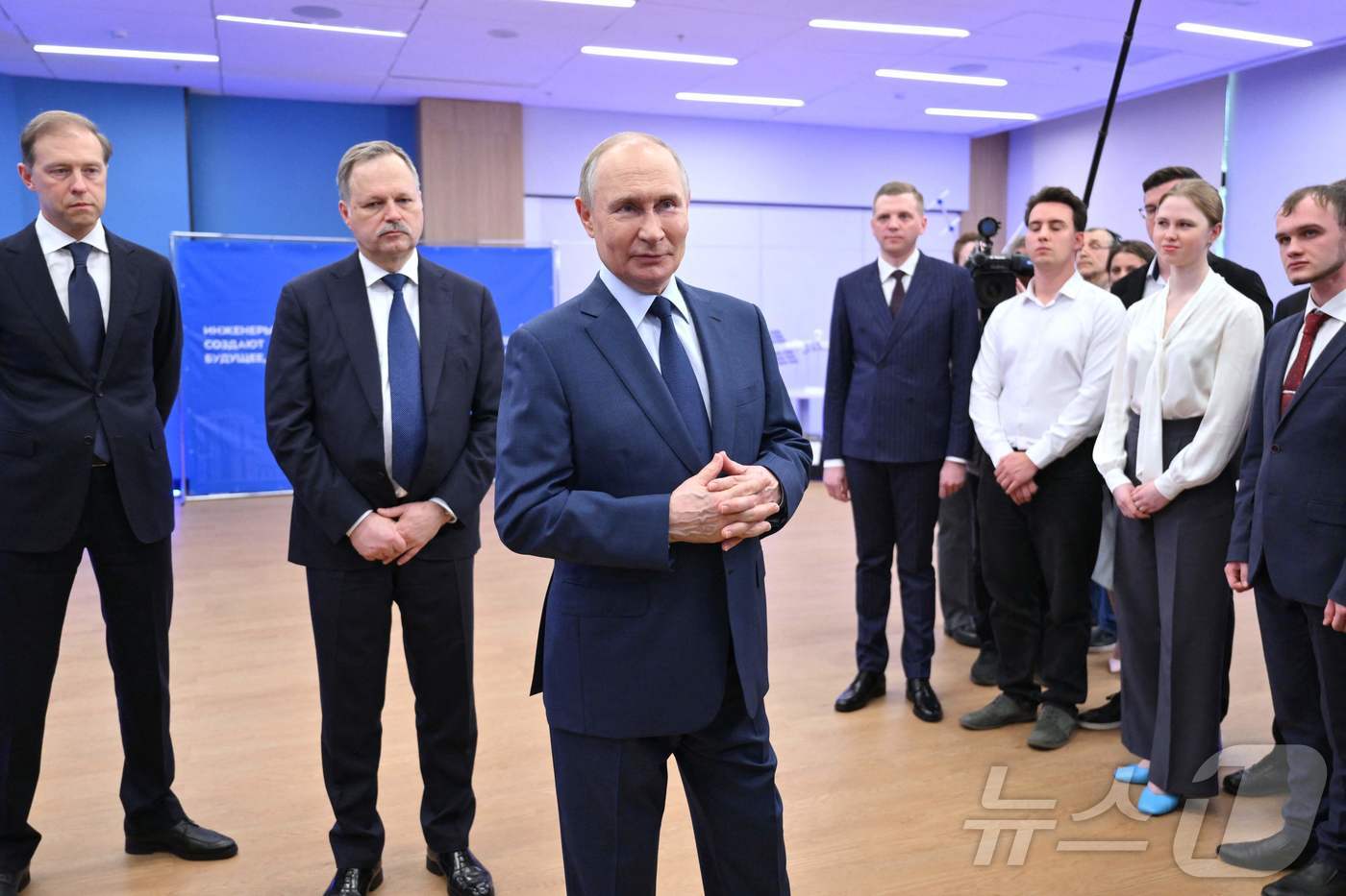 (모스크바 AFP=뉴스1) 우동명 기자 = 블라디미르 푸틴 러시아 대통령이 16일(현지시간) 모스크바에 있는 바우만 모스크바 국립 공대 학생들을 만나고 있다. 2025.04.17ⓒ …