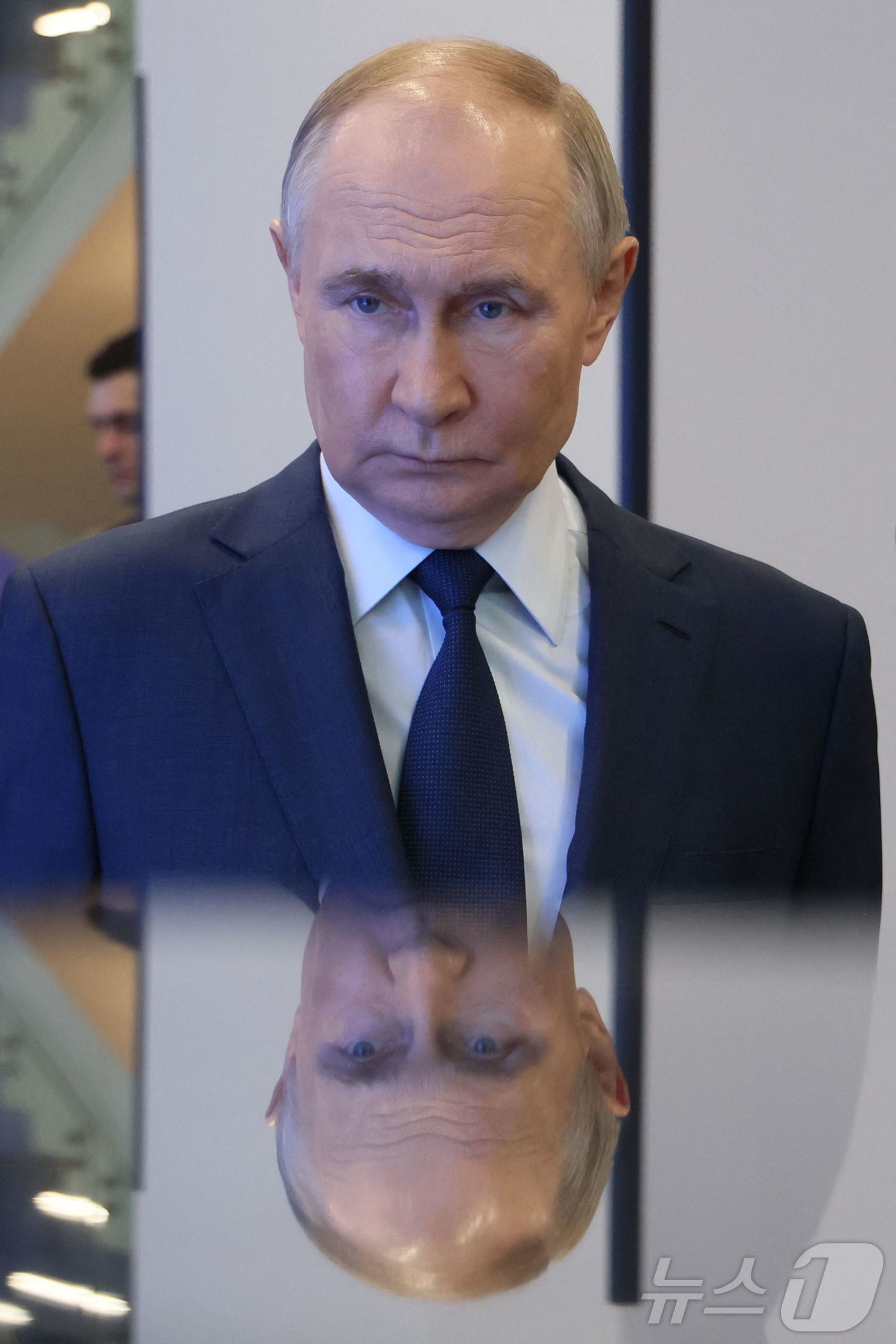 (모스크바 AFP=뉴스1) 우동명 기자 = 블라디미르 푸틴 러시아 대통령이 16일(현지시간) 모스크바에 있는 바우만 모스크바 국립 공대를 방문하고 있다. 2025.04.17ⓒ AF …