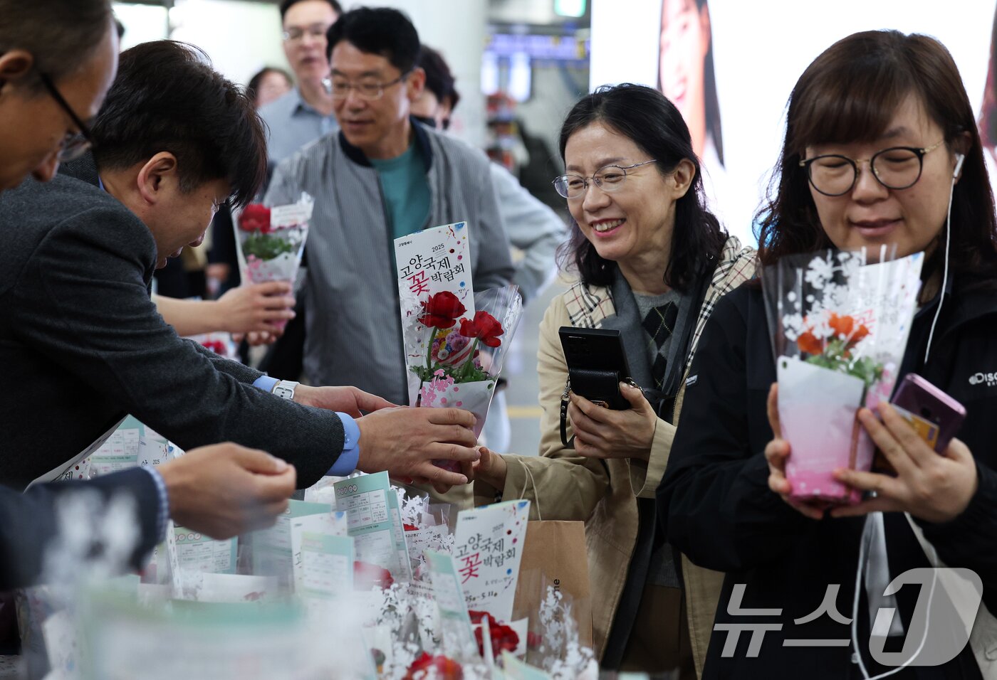 본문 이미지 - 서울교통공사 임직원들이 17일 오전 서울 종로구 광화문역 대합실에서 출근길 시민들을 응원하며 &#39;라넌큘러스&#39; 화분 1,000개를 무료 나눔하고 있다. 2025.4.17/뉴스1 ⓒ News1 오대일 기자