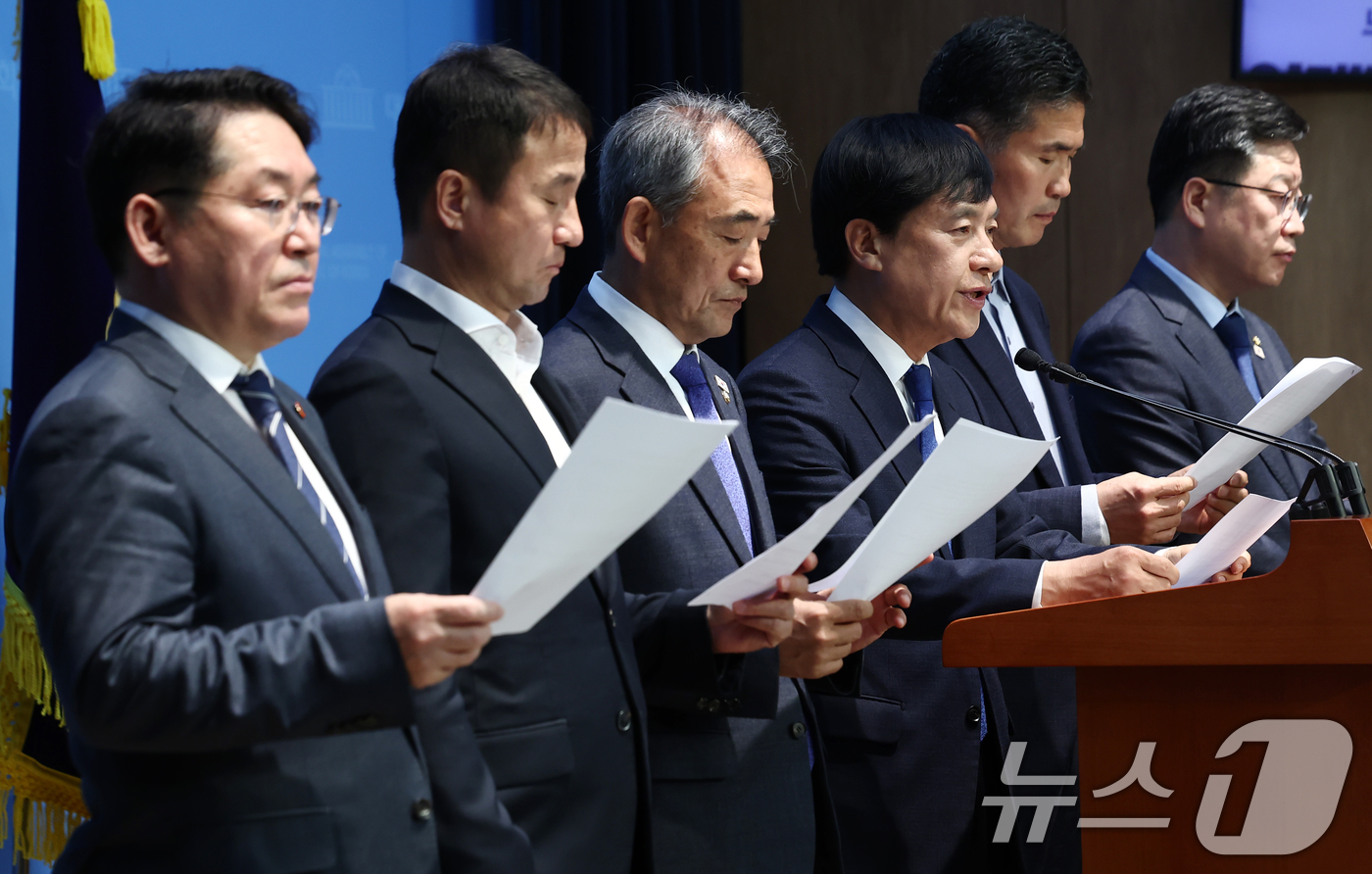 (서울=뉴스1) 김민지 기자 = 더불어민주당 이성윤 등 전북지역 의원들이 17일 오전 서울 여의도 국회 소통관에서 공공의대법 통과를 촉구하는 기자회견을 하고 있다. 2025.4.1 …