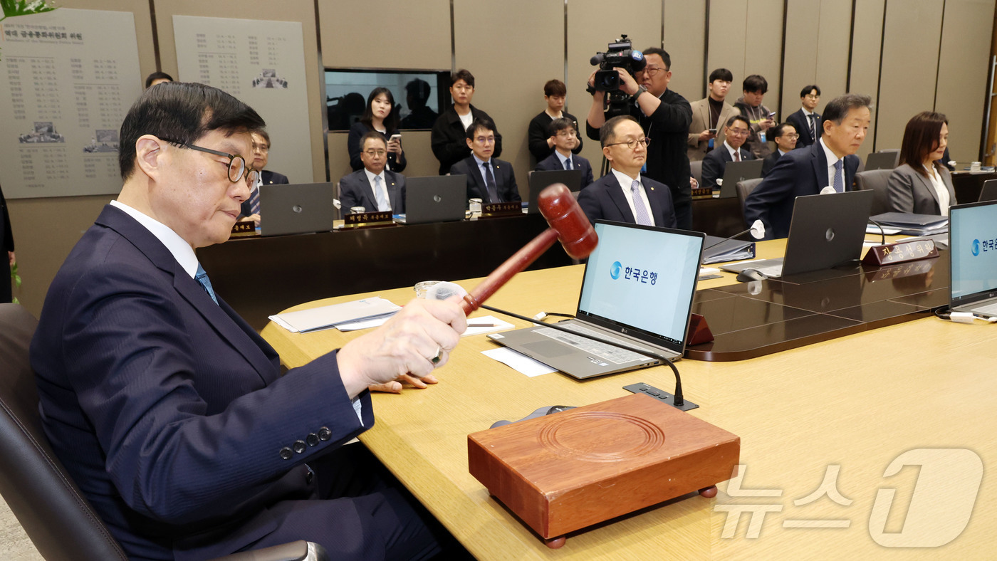 (서울=뉴스1) 사진공동취재단 = 이창용 한국은행 총재가 17일 서울 중구 한국은행 본관에서 열린 금융통화위원회 본회의에서 개회를 선언하는 의사봉을 치고 있다. 2025.4.17/ …