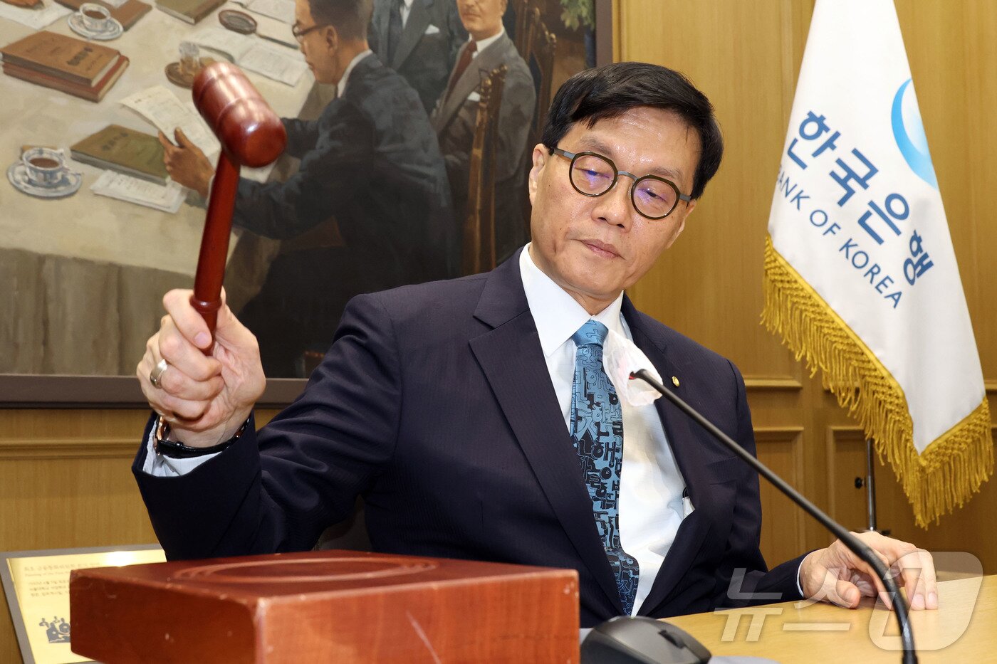 본문 이미지 - 4월 금통위에서 의사봉을 두드리는 이창용 한국은행 총재 /뉴스1