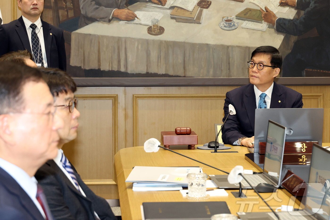 (서울=뉴스1) 사진공동취재단 = 이창용 한국은행 총재가 17일 서울 중구 한국은행 본관에서 금융통화위원회 본회의를 주재하고 있다. 2025.4.17/뉴스1