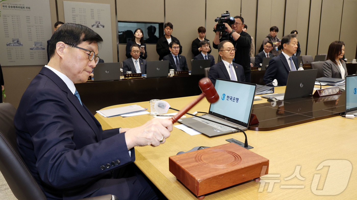 (서울=뉴스1) 사진공동취재단 = 이창용 한국은행 총재가 17일 서울 중구 한국은행 본관에서 열린 금융통화위원회 본회의에 개회를 선언하는 의사봉을 치고 있다. 2025.4.17/뉴 …