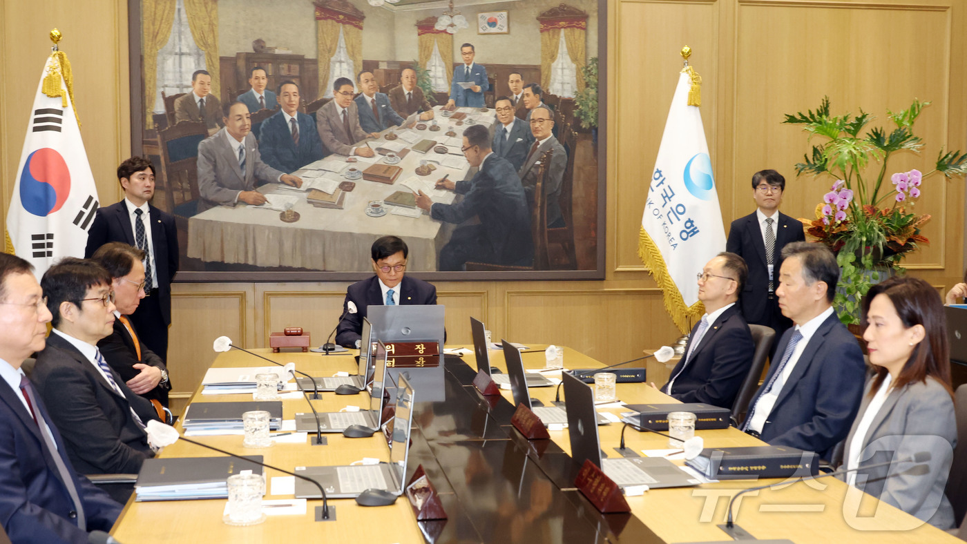 (서울=뉴스1) 사진공동취재단 = 이창용 한국은행 총재가 17일 서울 중구 한국은행 본관에서 금융통화위원회 본회의를 주재하고 있다. 2025.4.17/뉴스1