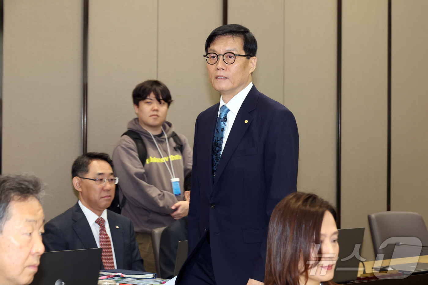 (서울=뉴스1) 사진공동취재단 = 이창용 한국은행 총재가 17일 서울 중구 한국은행 본관에서 열린 금융통화위원회 본회의에 참석하고 있다. 2025.4.17/뉴스1