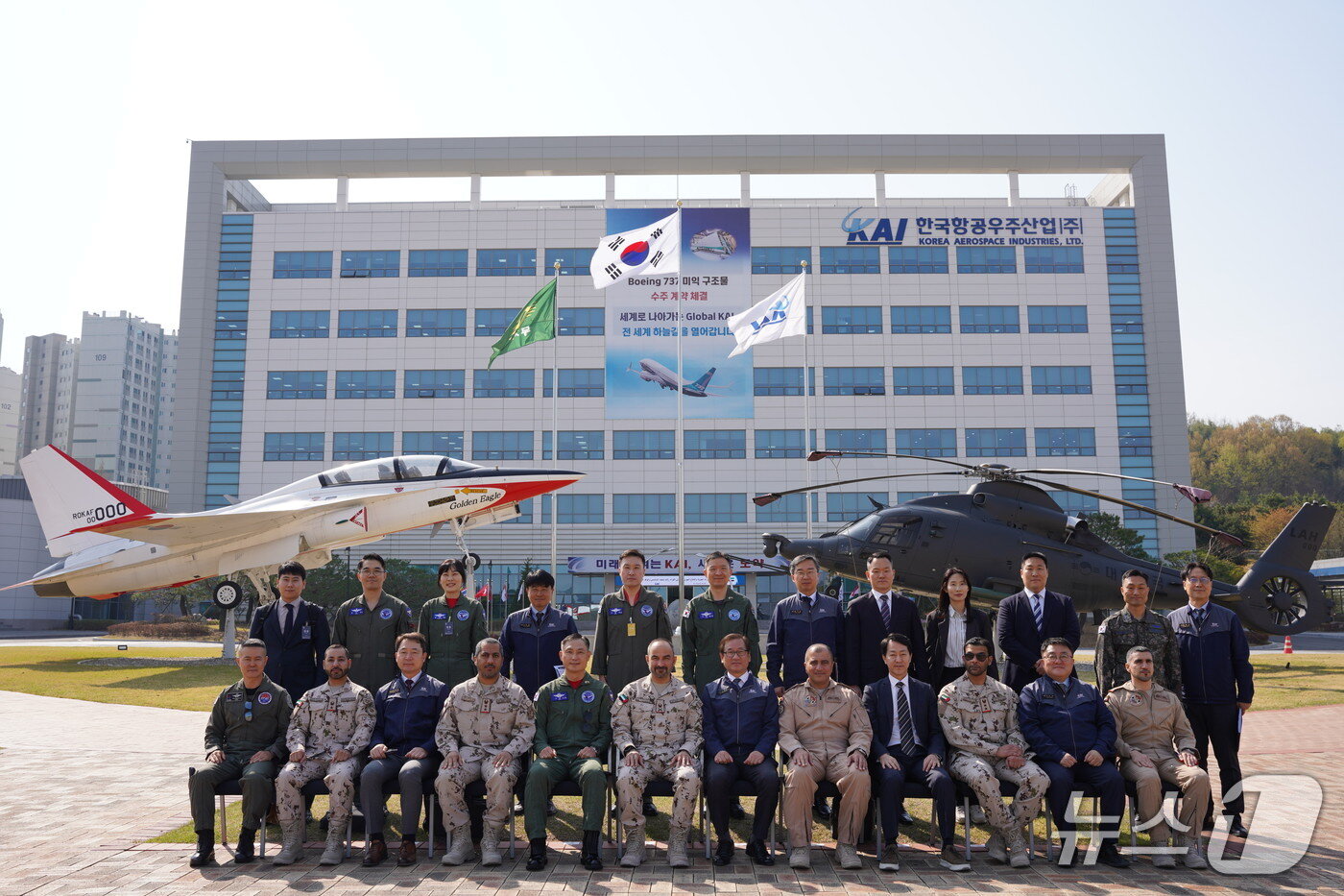 본문 이미지 - 아랍에미리트&#40;UAE&#41; 공군방공사령관 일행이 16일 경남 사천의 한국항공우주산업&#40;KAI&#41; 본사를 방문해 기념 사진을 촬영한 모습&#40;KAI 제공&#41;. 2025.04.16.