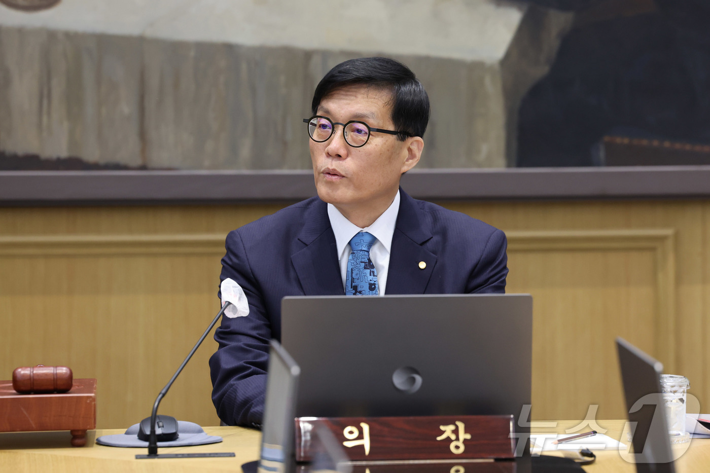(서울=뉴스1) 사진공동취재단 = 이창용 한국은행 총재가 17일 서울 중구 한국은행에서 열린 금융통화위원회 통화정책방향 회의를 주재하고 있다. 2025.4.17/뉴스1