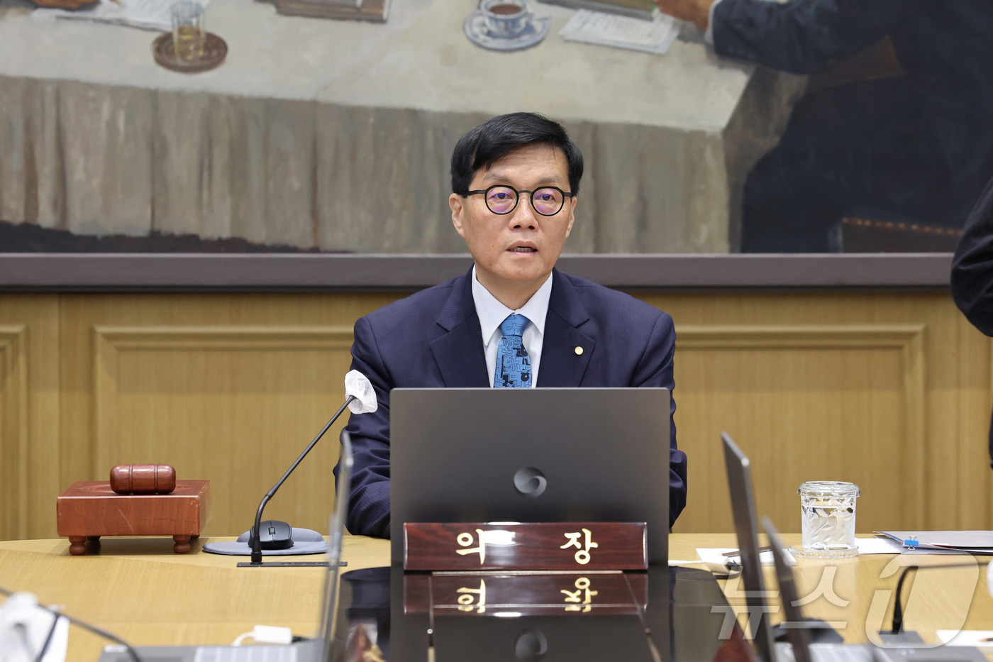 (서울=뉴스1) 사진공동취재단 = 이창용 한국은행 총재가 17일 서울 중구 한국은행에서 열린 금융통화위원회 통화정책방향 회의를 주재하고 있다. 2025.4.17/뉴스1