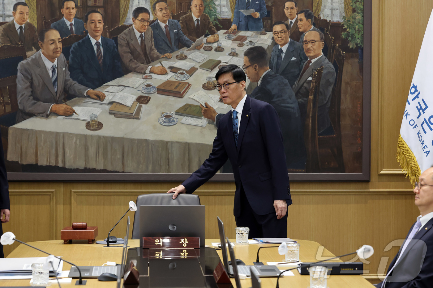 (서울=뉴스1) 사진공동취재단 = 이창용 한국은행 총재가 17일 오전 서울 중구 한국은행에서 열린 금융통화위원회에 참석하고 있다. 2025.4.17/뉴스1