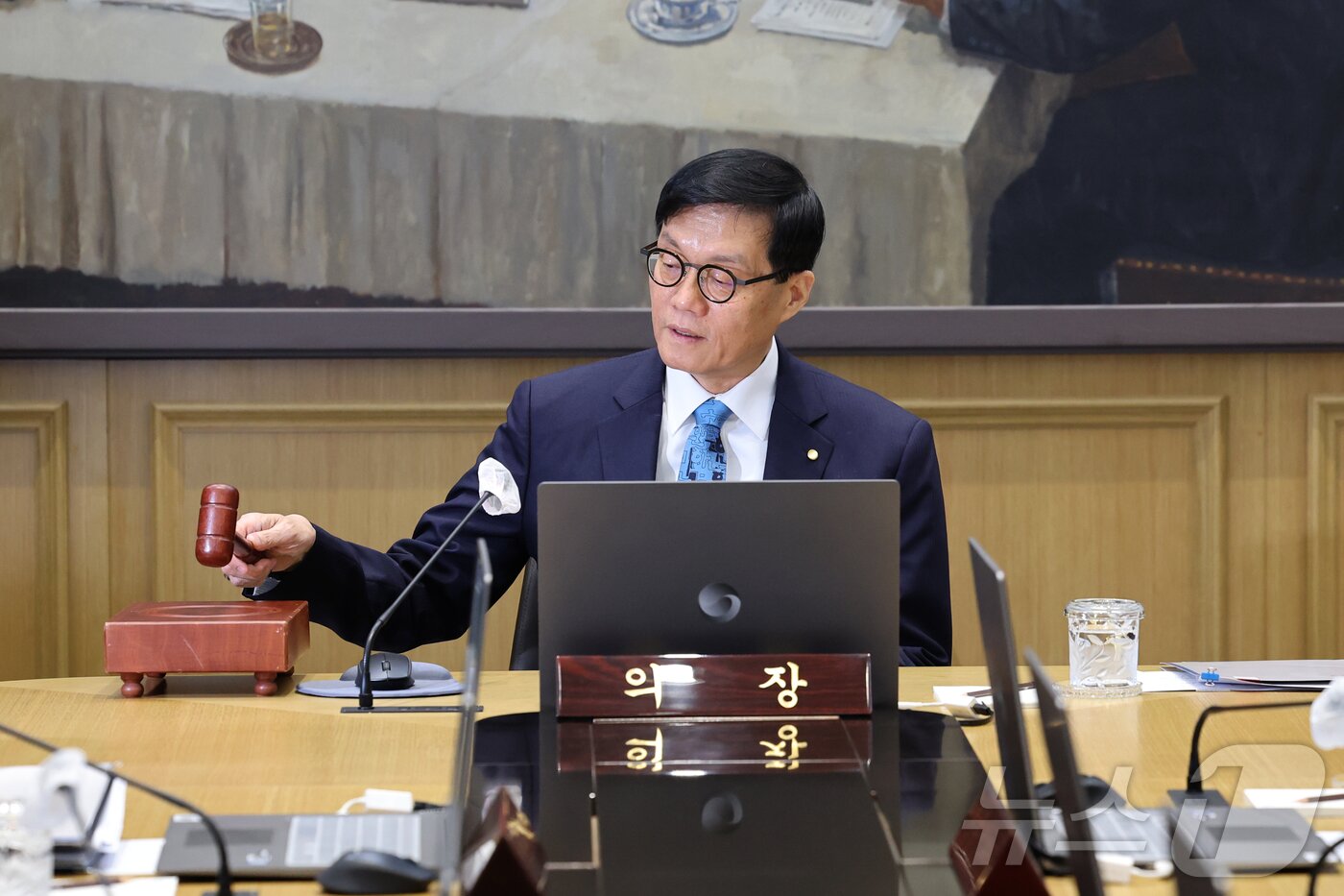 본문 이미지 - 이창용 한국은행 총재가 서울 중구 한국은행에서 열린 금융통화위원회에서 의사봉을 두드리고 있다. 2025.4.17/뉴스1 ⓒ News1 사진공동취재단