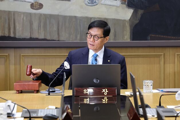 금통위 "성장 불확실성 매우 커…과감하기보다 신중한 대응 필요"