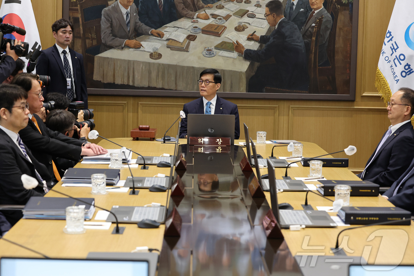 (서울=뉴스1) 사진공동취재단 = 이창용 한국은행 총재가 17일 서울 중구 한국은행에서 열린 금융통화위원회 통화정책방향 회의를 주재하고 있다. 2025.4.17/뉴스1