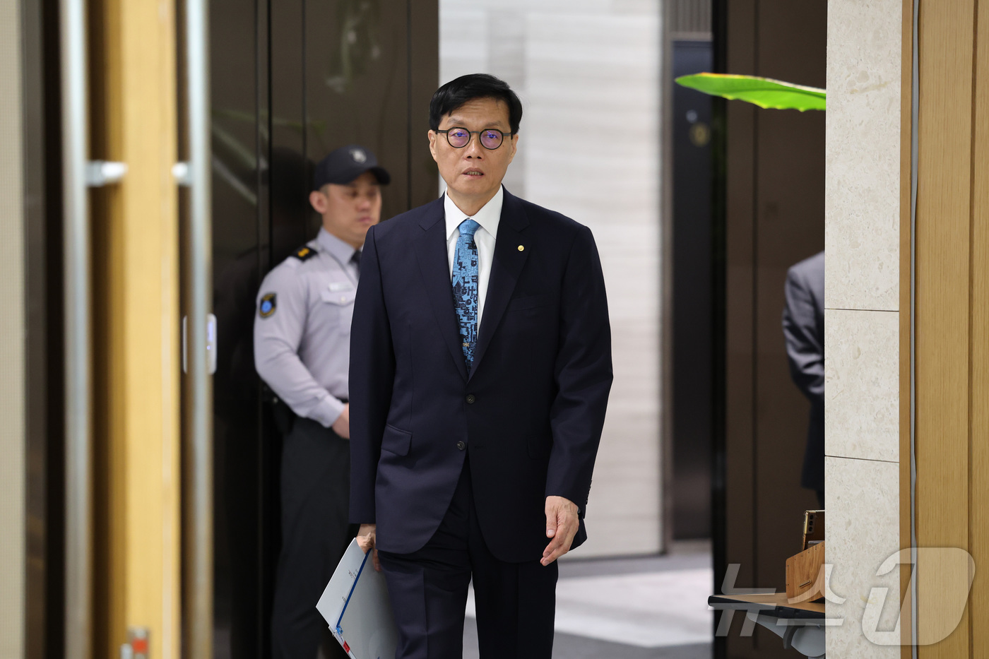 (서울=뉴스1) 사진공동취재단 = 이창용 한국은행 총재가 17일 오전 서울 중구 한국은행에서 열린 금융통화위원회에 참석하고 있다. 2025.4.17/뉴스1