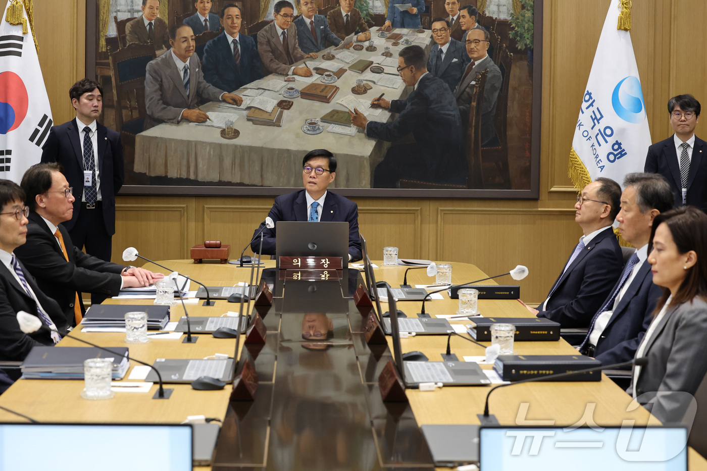 (서울=뉴스1) 사진공동취재단 = 이창용 한국은행 총재가 17일 서울 중구 한국은행에서 열린 금융통화위원회 통화정책방향 회의를 주재하고 있다. 2025.4.17/뉴스1