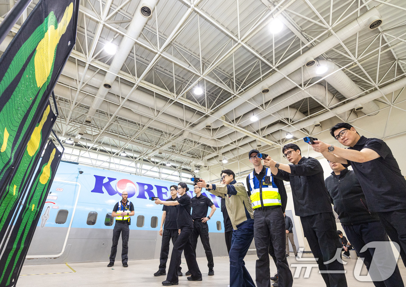 (서울=뉴스1) = 대한항공은 지난 15일부터 사흘간 서울 강서구 대한항공 객실훈련센터에서 미국 글로벌 보안기업 액손 주관 에어테이저 전문 교관 양성 교육을 실시했다고 17일 밝혔 …