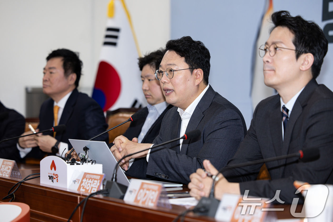 (서울=뉴스1) 이재명 기자 = 천하람 개혁신당 상임선거대책위원장이 17일 오전 서울 여의도 국회에서 열린 제2차 선거대책위원회의에서 발언을 하고 있다. 2025.4.17/뉴스1