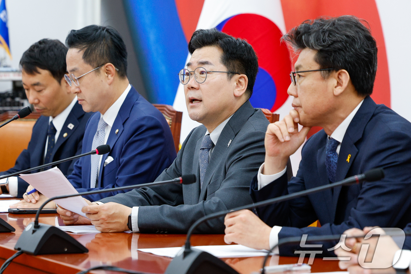 (서울=뉴스1) 안은나 기자 = 박찬대 더불어민주당 대표 직무대행 겸 원내대표가 17일 오전 서울 여의도 국회에서 열린 정책조정회의에 참석해 모두 발언하고 있다. 2025.4.17 …