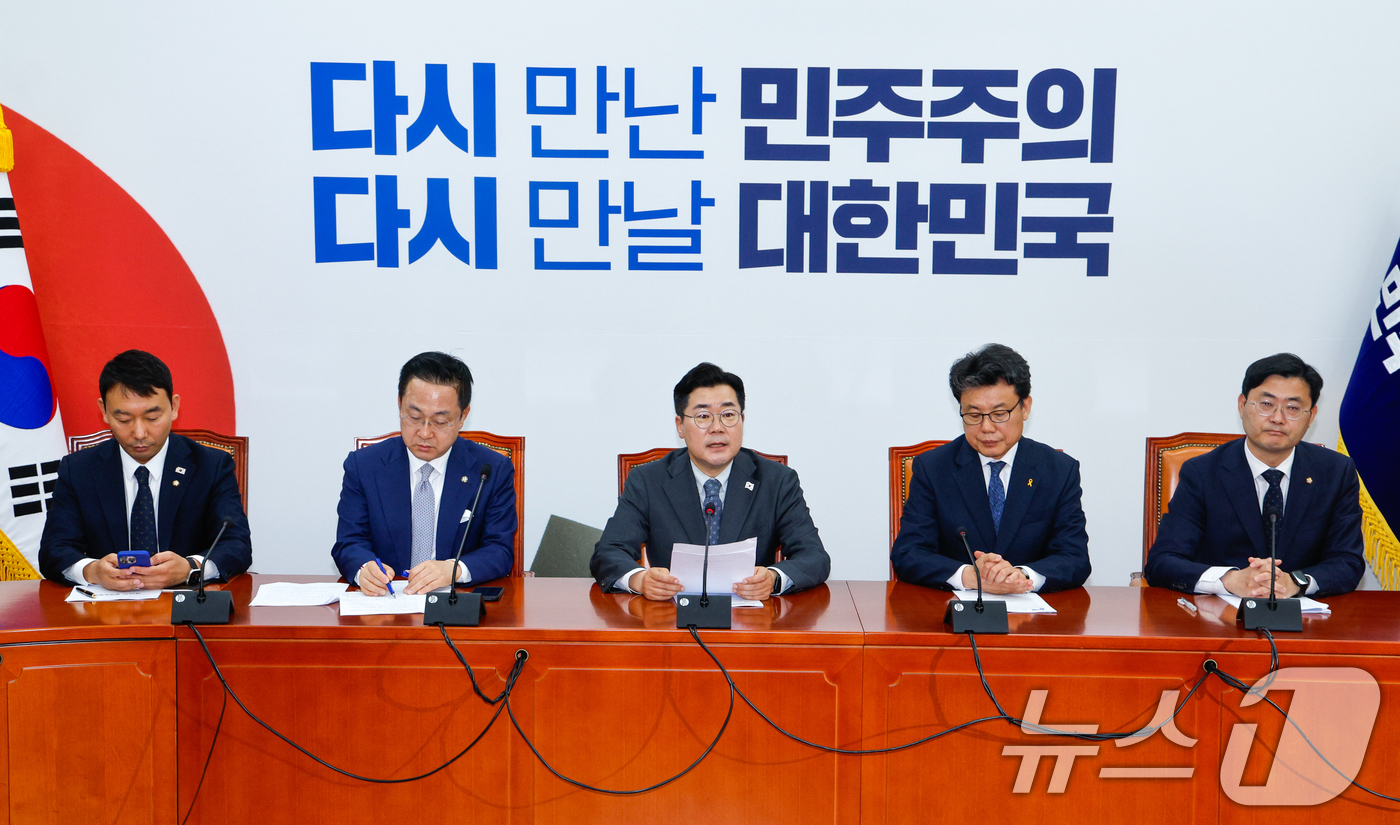 (서울=뉴스1) 안은나 기자 = 박찬대 더불어민주당 대표 직무대행 겸 원내대표가 17일 오전 서울 여의도 국회에서 열린 정책조정회의에 참석해 모두 발언하고 있다. 2025.4.17 …