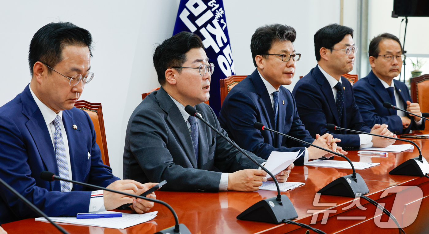 (서울=뉴스1) 안은나 기자 = 박찬대 더불어민주당 대표 직무대행 겸 원내대표가 17일 오전 서울 여의도 국회에서 열린 정책조정회의에 참석해 모두 발언하고 있다. 2025.4.17 …