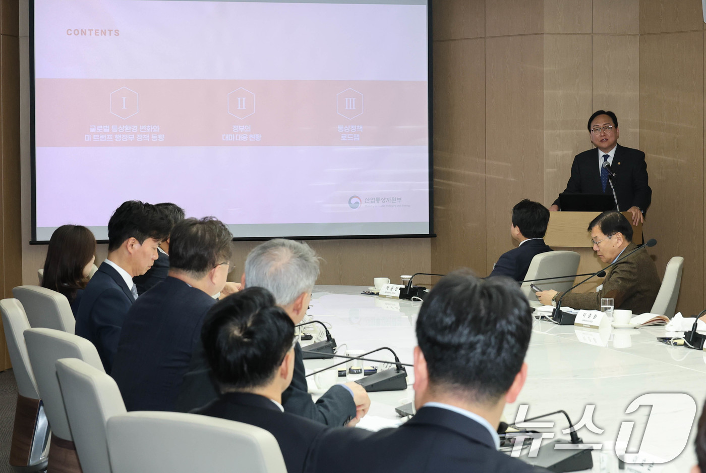 (서울=뉴스1) = 대한상공회의소는 17일 서울 중구 상의회관에서 정인교 산업통상자원부 통상교섭본부장을 초청해 ‘제30차 대한상의 중견기업위원회’를 개최했다.정인교 산업부 통상교섭 …