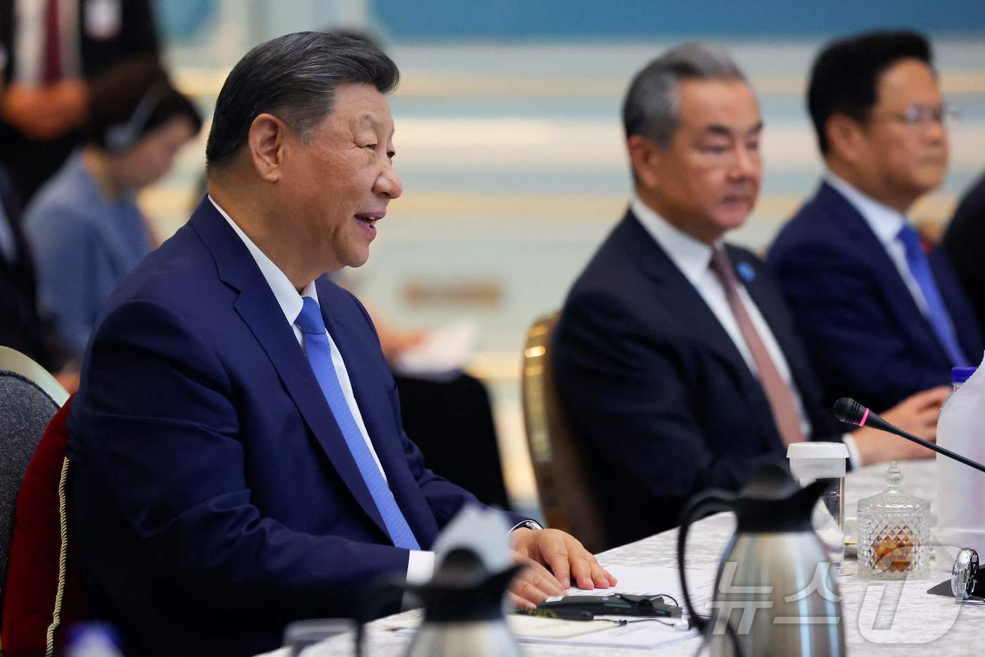 (푸트라자야 AFP=뉴스1) 우동명 기자 = 시진핑 중국 국가 주석이 16일(현지시간) 쿠알라룸푸르 외곽의 푸트라자야에서 안와르 이브라힘 말레이시아 총리와 회담을 하고 있다. 20 …