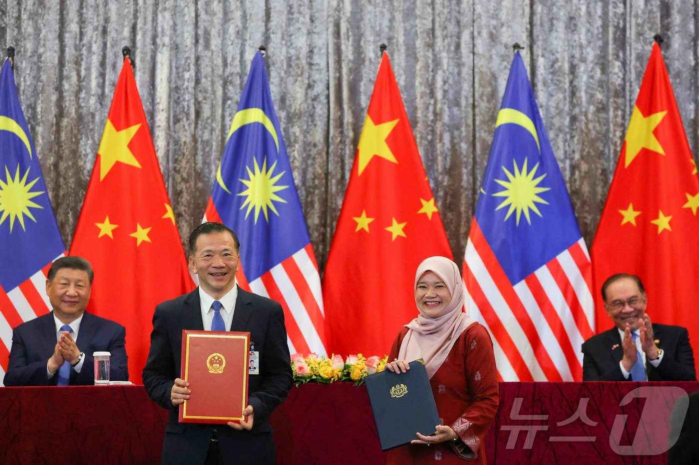 (푸트라자야 AFP=뉴스1) 우동명 기자 = 시진핑 중국 국가 주석이 16일(현지시간) 쿠알라룸푸르 외곽의 푸트라자야에서 열린 협약식서 안와르 이브라힘 말레이시아 총리와 박수를 치 …