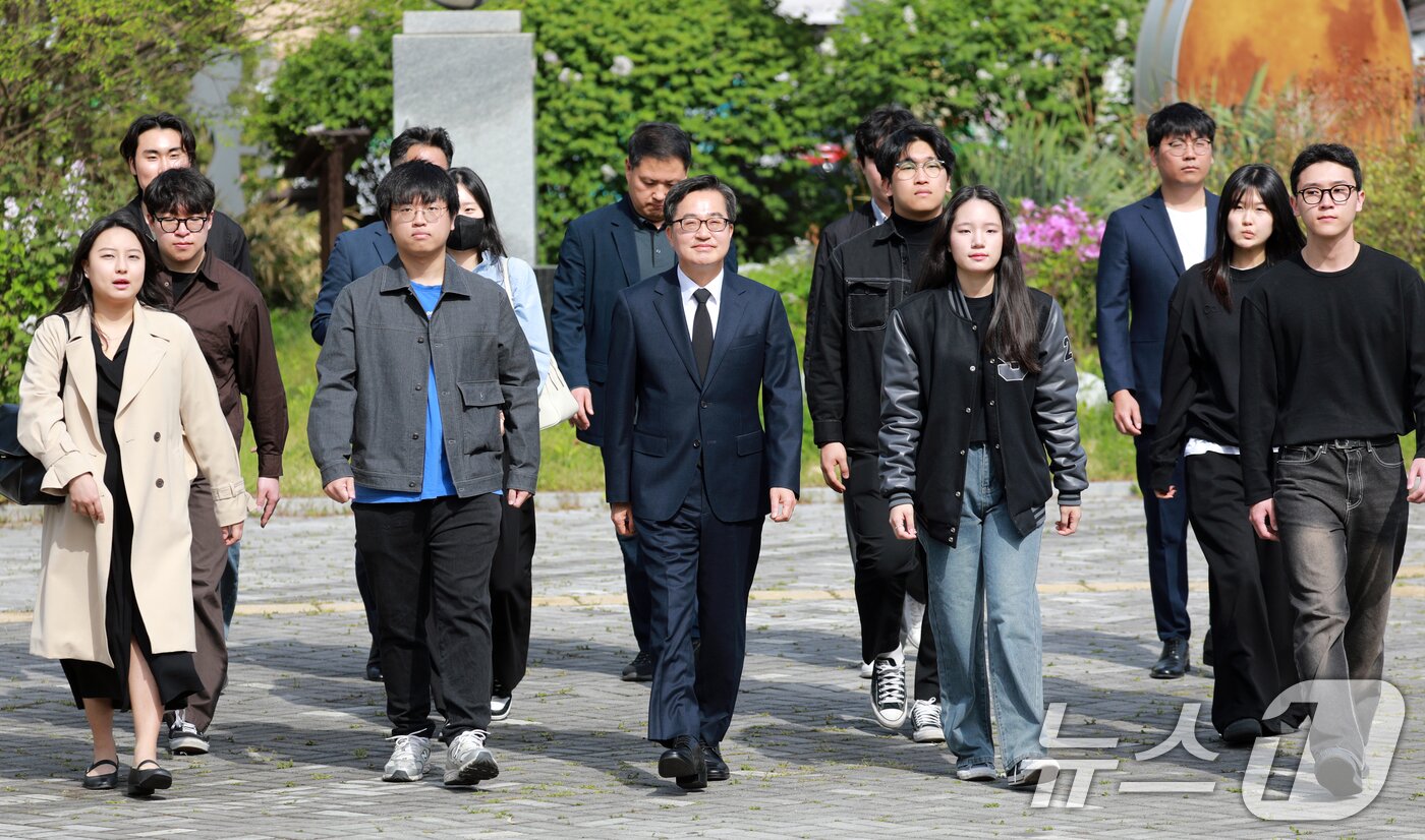 본문 이미지 - 김동연 더불어민주당 대선 경선 후보가 17일 충북 청주시 상당공원 4·19 학생혁명기념탑에 참배하기 위해 이동하고 있다. 2025.4.17/뉴스1 ⓒ News1 김용빈 기자