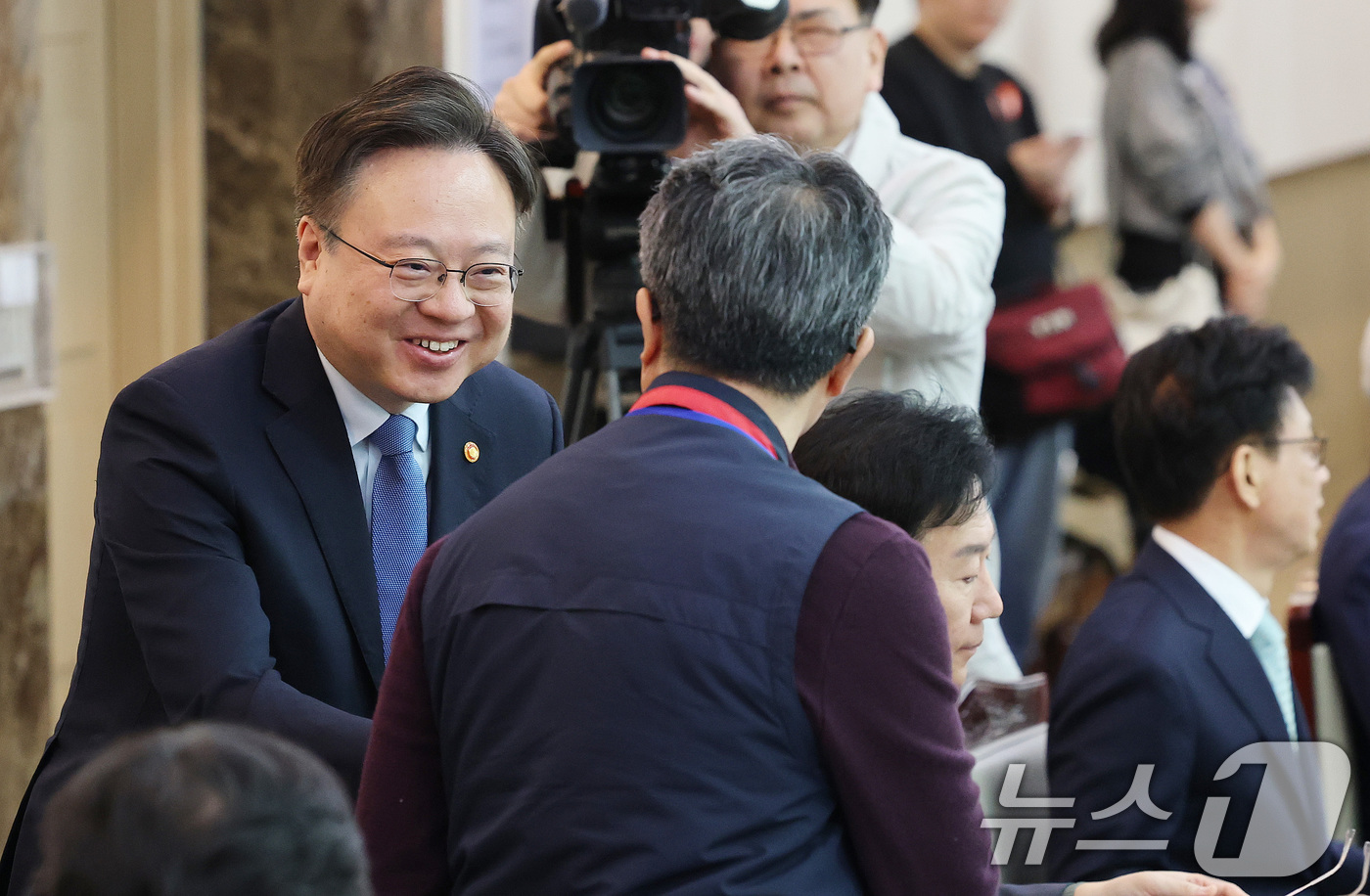 (서울=뉴스1) 임세영 기자 = 조규홍 보건복지부 장관이 17일 서울 종로구 정부서울청사에서 열린 2025년도 제2차 국민연금기금운용위원회 회의에서 참석자들과 인사를 나누고 있다. …